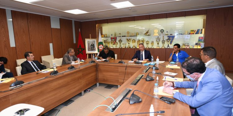 نايضة في الجامعة… أعضاء جامعيون مخدمين التليفونات بناتهم