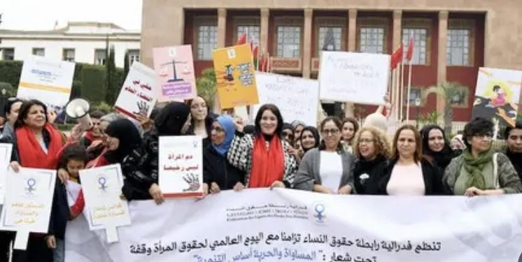 بعض المغربيات دارو وقفة أمام البرلمان باش يطالبو بالإنصاف