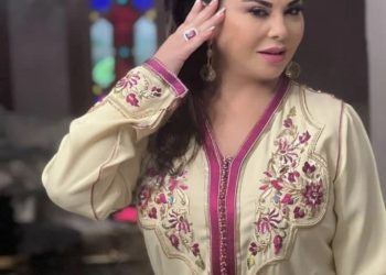 لطيفة رأفت كتهدي الورود لجميع النساء فاليوم العالمي ديالهم