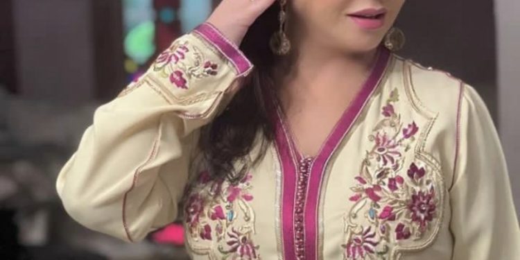 لطيفة رأفت كتهدي الورود لجميع النساء فاليوم العالمي ديالهم
