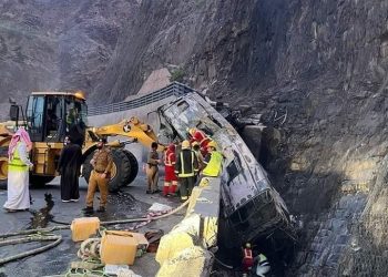 السعودية..رتافعو عدد ضحايا حادث الحافلة ل 21 قتيل