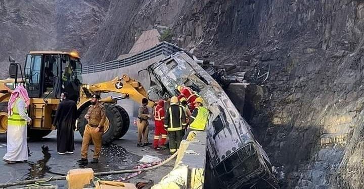 السعودية..رتافعو عدد ضحايا حادث الحافلة ل 21 قتيل