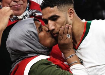 الأم ديال “حكيمي” كتعلق على موضوع ولدها بحرقة