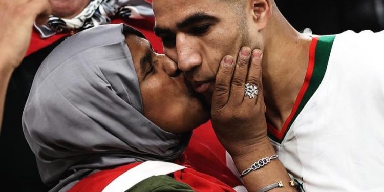 الأم ديال “حكيمي” كتعلق على موضوع ولدها بحرقة