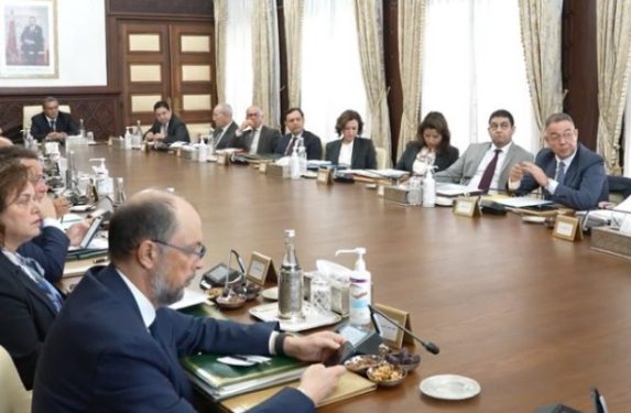 الحكومة تصادق على إحداث وتنظيم جائزة اتفاقيات الشغل الجماعية