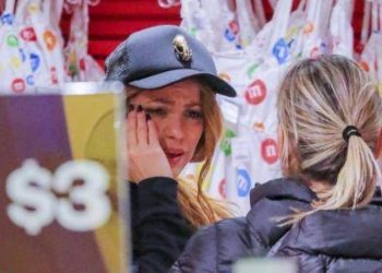 دموع “شاكيرا” في العلن