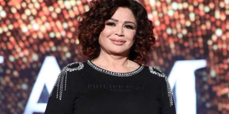 إلهام شاهين تستغل تواجهدها بالسعودية وتؤدي مناسك العمرة