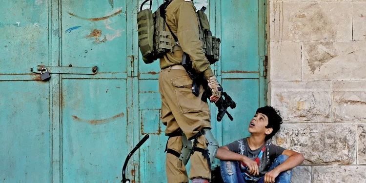 هجوم اسرائيليين  على فلسطينيين فالمنازل ديالهم