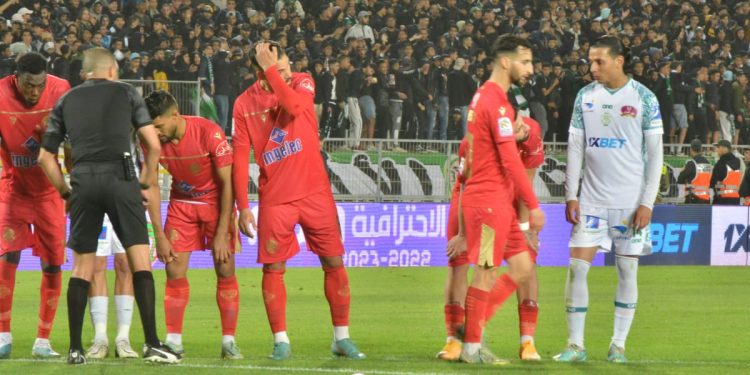 مصدر: الرجاء غادي يتعاقب ويقدر يلعب ماتش بلا جمهور