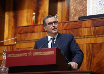 رئيس الحكومة كينتاقد “تحوّل أوزين من الشعر إلى تهييج المواطنين” في البرلمان