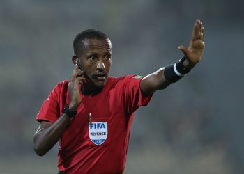 “تيسيما” حكما لإياب نهائي دوري أبطال إفريقيا بين الوداد والأهلي