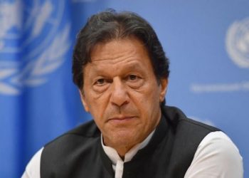 البوليس ديال باكستان علنات على توقيف عمران خان