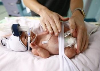 رضيـع بنواحي إفني يحتاج لحقنة دواء نادرة ثمنها خيالي..