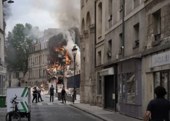 انفجار مبنى وسط العاصمة الفرنسية باريس و إصابة 24 شخصا