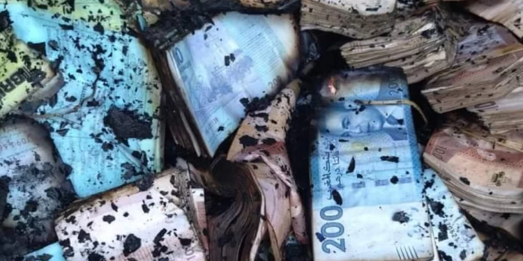 حريق في سيارة لنقل الأموال يسبب خسائر هائلة
