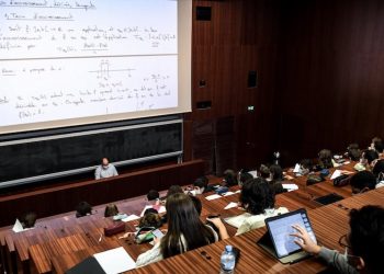 تذاكر طيران مجانية لفائدة المترشحين لامتحانات ولوج المعاهد والمدارس العليا في فرنسا