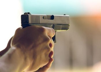 بوليسي يستعمل سلاحه الوظيفي لإيقاف جانح عرض حياة مرضى للخطر