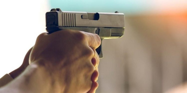 بوليسي يستعمل سلاحه الوظيفي لإيقاف جانح عرض حياة مرضى للخطر