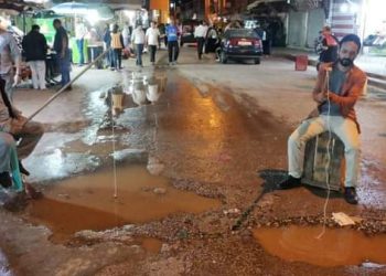 شباب يصطادون ب”الصنارة” كسخرية من الحفر المنتشرة في الخنيفرة