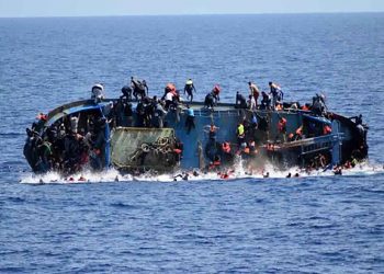مقتل 59 شخصاً على الأقل في غرق زورق مهاجرين