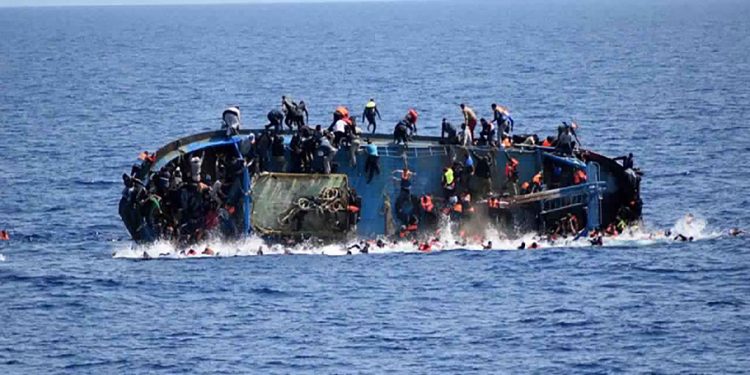 مقتل 59 شخصاً على الأقل في غرق زورق مهاجرين