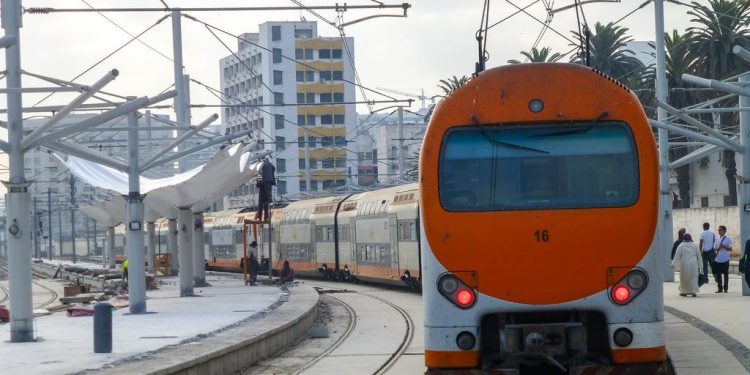 شرطي يودي بحياته باعتراض قطار للمسافرين