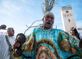 مهرجان كناوة وموسيقى العالم: رحلة ساحرة للتناغم العالمي في مدينة الرياح