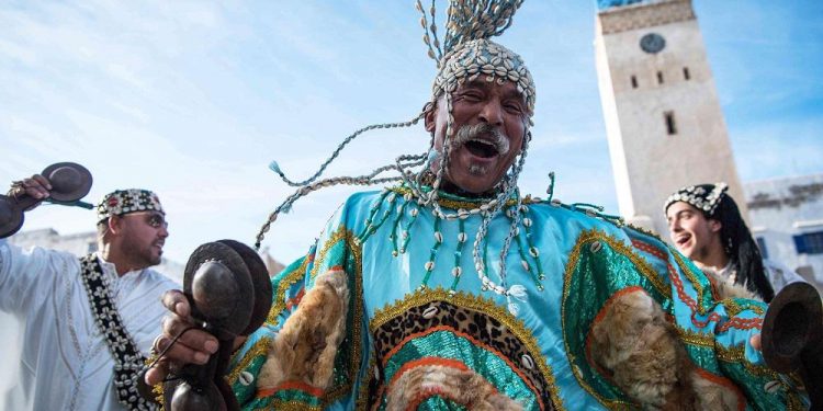 مهرجان كناوة وموسيقى العالم: رحلة ساحرة للتناغم العالمي في مدينة الرياح