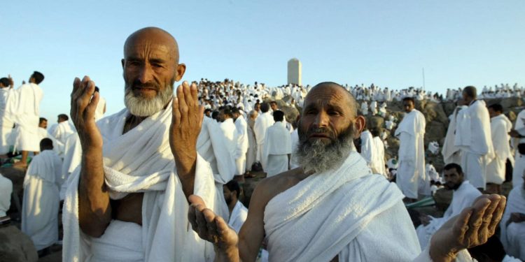 الحجاج يؤدون الركن الأعظم وخطيب عرفة يؤكد أهمية وحدة الصف بين المسلمين