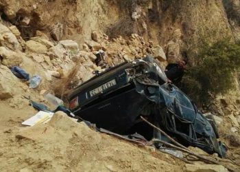 سقوط سيارة أسفل منحدر يتسبب في وفاة أسرة