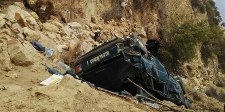 سقوط سيارة أسفل منحدر يتسبب في وفاة أسرة