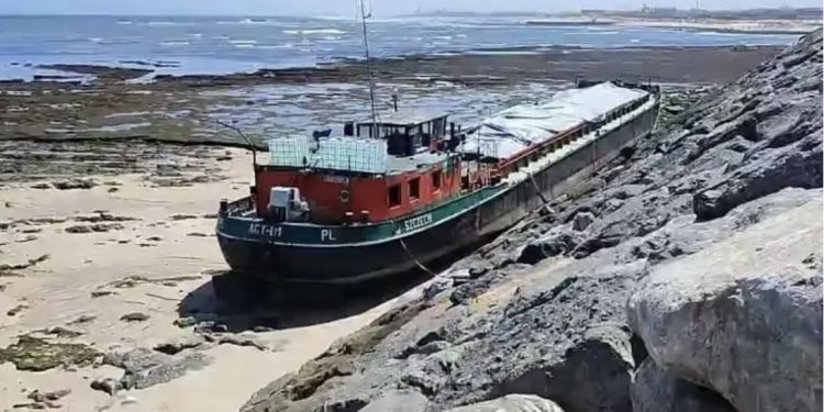 توقيف 13 شخصا في قضية سرقة باخرة أجنبية جنحت على الشريط الساحلي “عين السبع