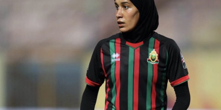 بنزينة لاعبة المنتخب المغربي أول لاعبة سترتدي الحجاب بمونديال السيدات