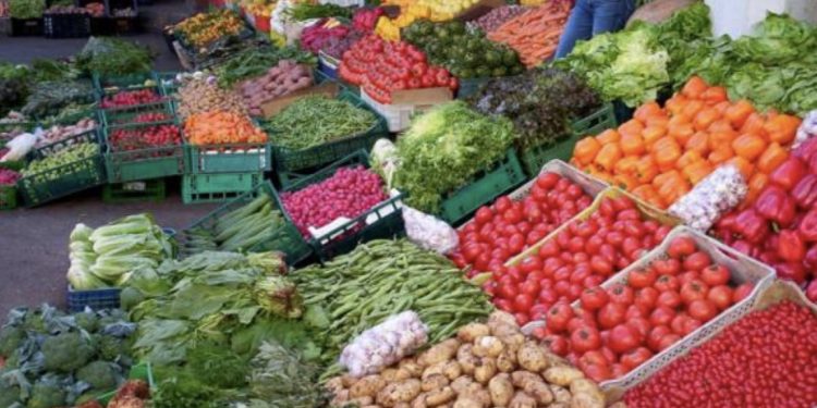 عودة أسعار الطماطم والبطاطس إلى الارتفاع بالأسواق الوطنية