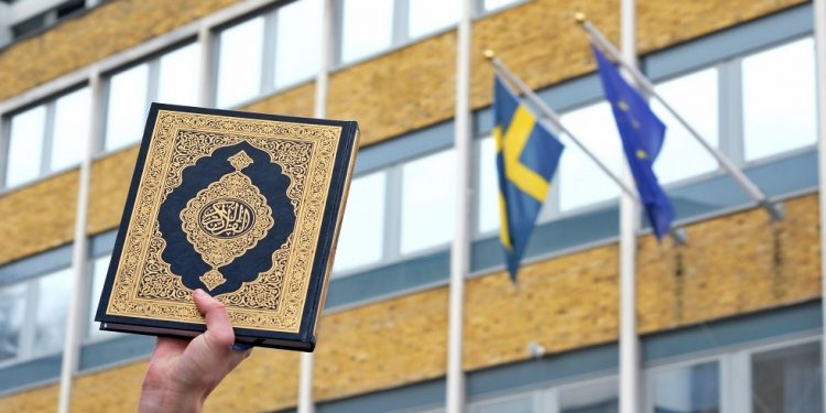 إحراق صفحات من المصحف قدام البرلمان السويدي..فين باغين يوصلو بهادشي..؟
