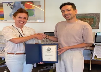 ‏وزارة الخارجية الأمريكية.. فيصل عزيزي يتسلم شهادة كرائد في مجال الفنون والثقافة