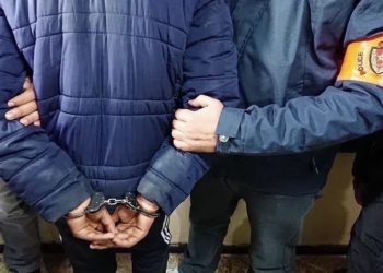 اعتقال عشريني حاول سرقة مصلين تحت التهديد بالسلاح الأبيض
