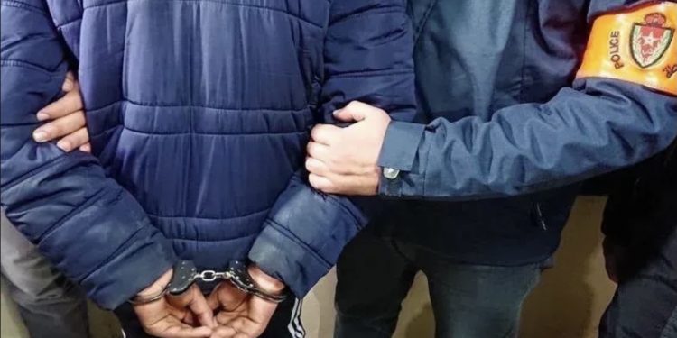 اعتقال عشريني حاول سرقة مصلين تحت التهديد بالسلاح الأبيض