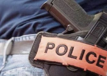 أمن الدار البيضاء استخدم السلاح الوظيفي باش يوقفوا شخص عرض سلامة المواطنين وعناصر الشرطة لتهديد خطير