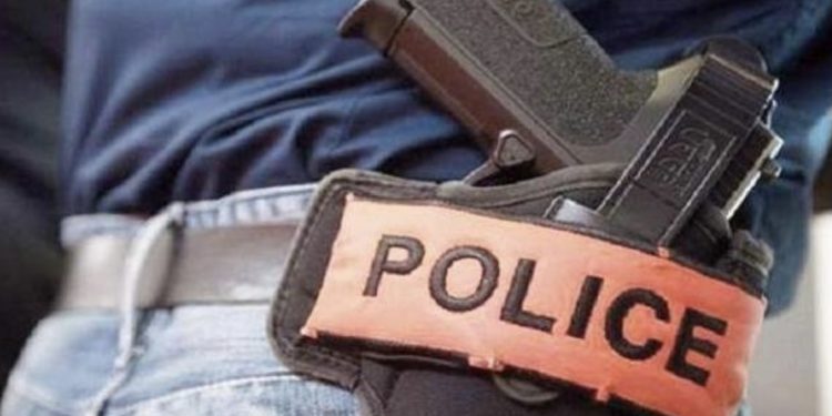 أمن الدار البيضاء استخدم السلاح الوظيفي باش يوقفوا شخص عرض سلامة المواطنين وعناصر الشرطة لتهديد خطير