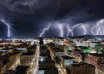 عاصفة رعدية و أمطار غزيرة  كتجتاح مكة المكرمة