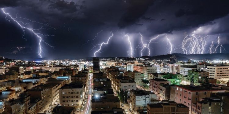 عاصفة رعدية و أمطار غزيرة  كتجتاح مكة المكرمة