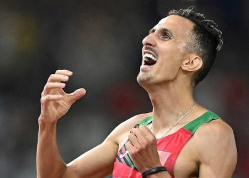 الملك محمد السادس كيهنئ سفيان البقالي