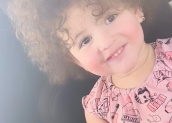 “فنة”… ابنة الفنانة نرجس الحلاق تخطف الأنظار بجمالها الطفولي
