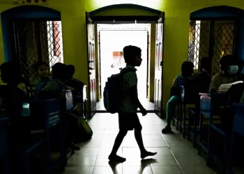 معلمة هندية كتأمر التلاميذ بالتناوب لصفع زميلهم المسلم…و هادي هيا الأسباب وراء ذلك