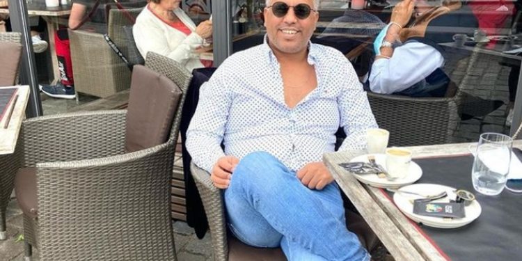 بعد نقلو للسجن بتهمة “النصب”.. مجموعة ديال الفنانة تنازلو لعبد الفتاح جوادي على وجه الأم ديالو المريضة