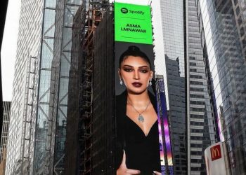 صورة الفنانة المغربية أسماء لمنور كتزين شاشات “التايمز سكوير” بمدينة نيويورك