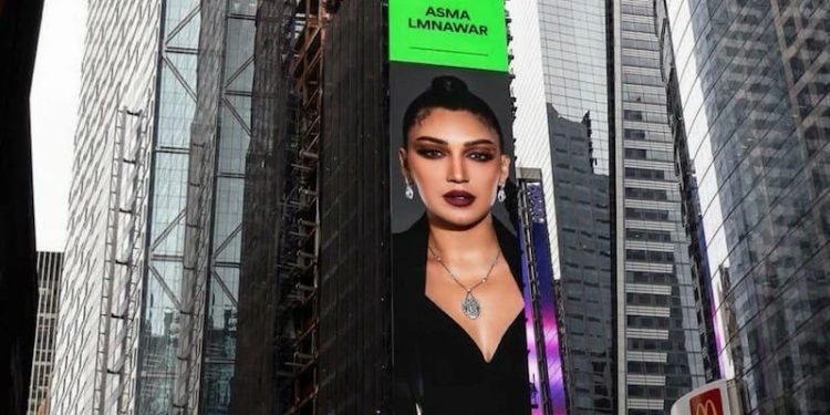 صورة الفنانة المغربية أسماء لمنور كتزين شاشات “التايمز سكوير” بمدينة نيويورك