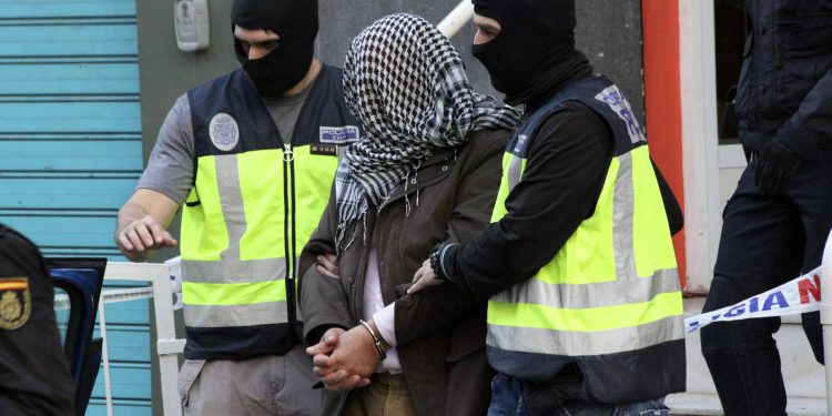 توقيف 2 ديال الأشخاص مغاربة بإسبانيا بسباب تورّطهم فْقَضِيَّة تجنيد قاصرين لصالح منظمات متطرفة