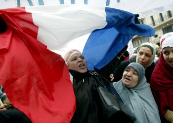 فرنسا خرّجات قرار بمنع لبس الحجاب الشّرعي فالمدارس